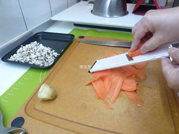 新鮮香菇跟薑都切成細丁，紅蘿蔔先刨成薄片，然後切成細片再切一段一段片狀