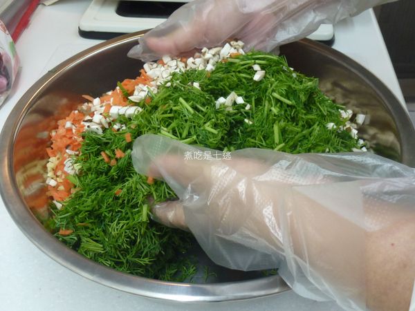 加入所有配色蔬菜，用手輕輕拌勻，讓油脂附著在蔬菜上面