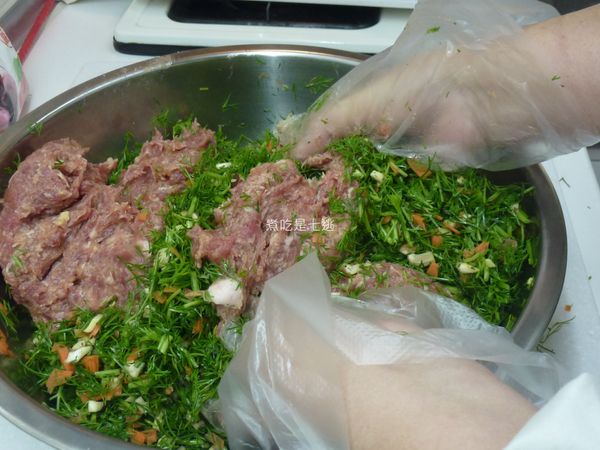 加入前一晚的絞肉，拌勻