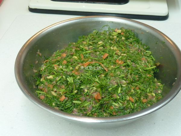 拌好的茴香肉餡，這個是菜多肉少的配方，比例依個人喜愛調整
每個內餡13-14克，可以做約100個水餃