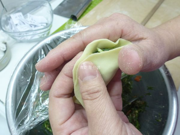 中間黏合，兩邊用手虎口將水餃皮上緣黏合