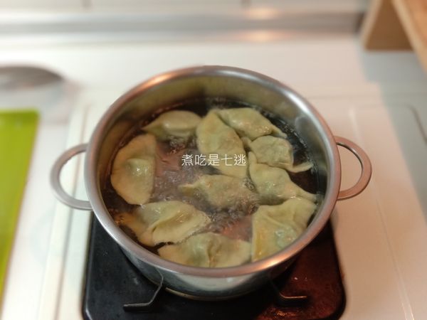 煮水餃：水滾後，放入水餃，等到再次水滾，轉中火煮約2分鐘，觀察水餃已浮上水面，並且皮與肉有分開的現象，代表水餃已經煮熟，可以起鍋。冷凍水餃要多煮一會喔！