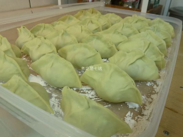 水餃盒灑一些太白粉或是玉米粉，包好的水餃交錯的放入，蓋上蓋子放冷凍庫，待完全結凍後，就可以分裝到塑膠袋或是省空間的盒子。