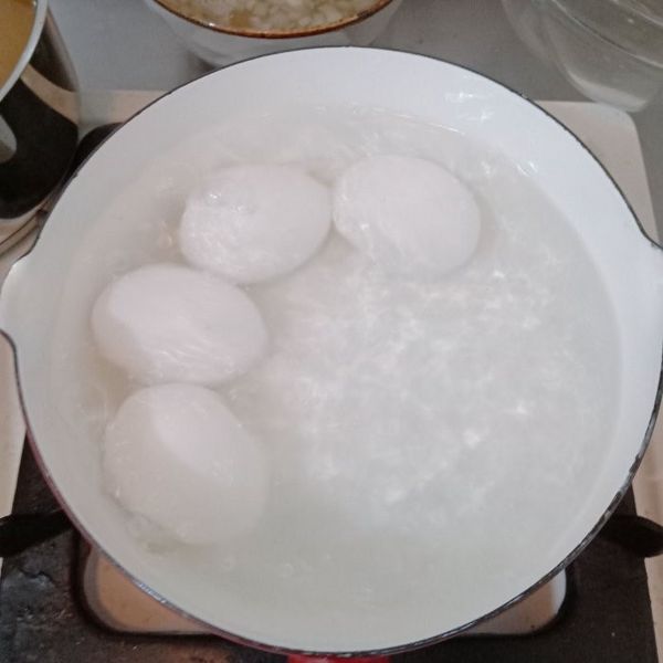 冷水中加入2大匙的鹽巴 放入雞蛋 開火煮滾之後 轉小火煮10分鐘