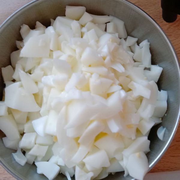 蛋白切成丁 蛋黃一旁備用