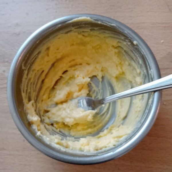 美乃滋與蛋黃混合 用糖調味