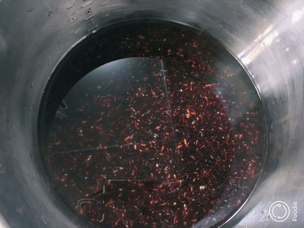 紅豆冰塊跟紫米放入電鍋，外鍋兩杯水，按下開關起跳悶約一小時，外鍋再加一米杯水再蒸起跳悶半小時（都不必攪拌）
此時紫米紅豆粥水分較少，內鍋加入一米杯水，這時放入冰糖、黑糖輕輕稍微攪拌，外鍋再放半米杯水。起跳悶至少一小時，就有飽滿綿密的桂圓紅豆紫米粥啦❤️