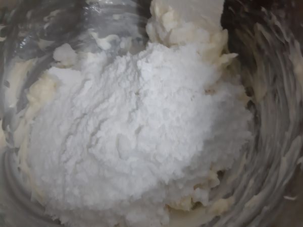 加入鹽和過篩的糖粉，拌勻
（若是用有鹽奶油可以不用加鹽）