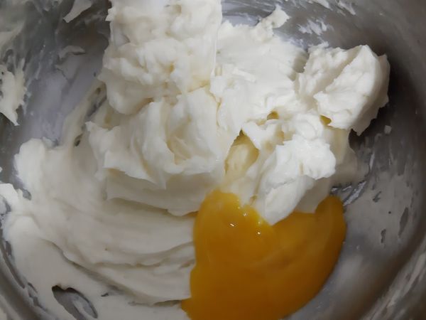 全蛋分2-3次加入拌勻，每次都需拌勻才可再倒入蛋液