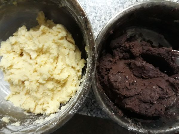 以切拌的方式混合至看不見粉