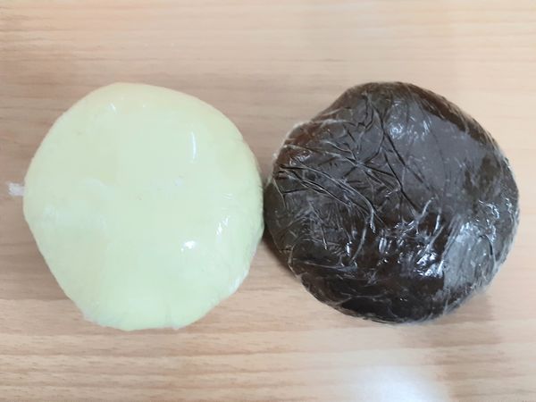 用保鮮膜包起，放冷藏鬆弛15分鐘