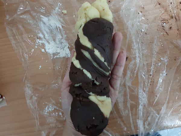 最後再稍微轉一下（像扭毛巾一樣，但要輕輕的，別太大力）