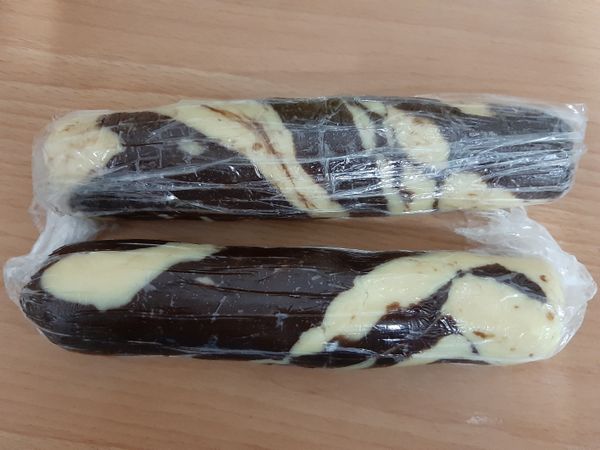 再用保鮮膜包起，稍微整形搓圓，放入冷凍10-15分鐘，稍微定型