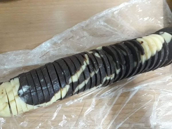 烤箱預熱160度，然後把麵糰切成大約4mm的厚度