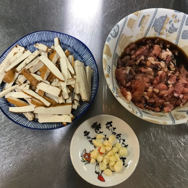 醃肉絲
1.加入醬油10ml與味醂10ml與米酒1瓶蓋
2.再放入肉絲後均勻攪拌
3.加上白胡椒鹽與柚子鹽
4.靜置10分鐘