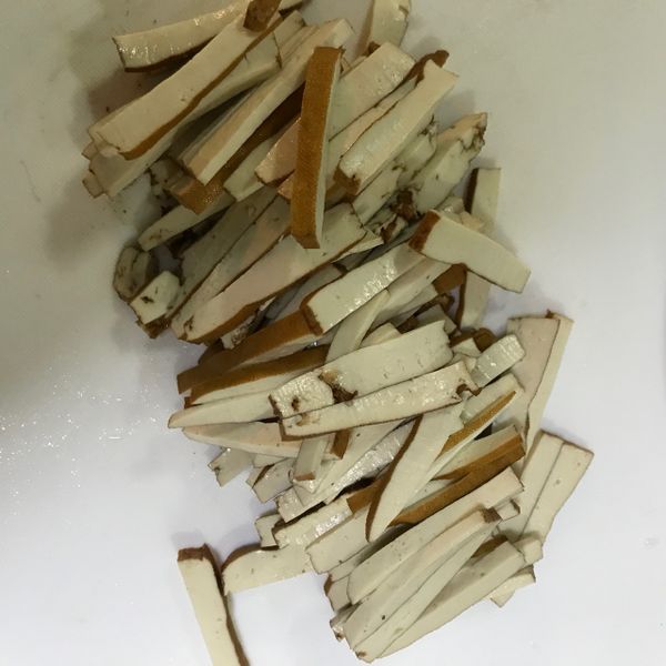 豆乾我會切成細條狀比較好入味