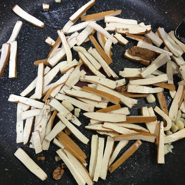 放入豆乾煎至金黃色再翻面