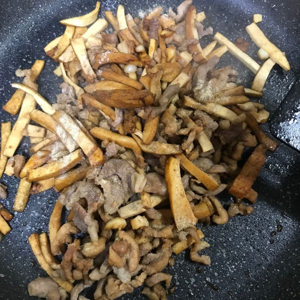 放入肉絲均勻翻炒3分鐘後
加上些許白胡椒鹽提味