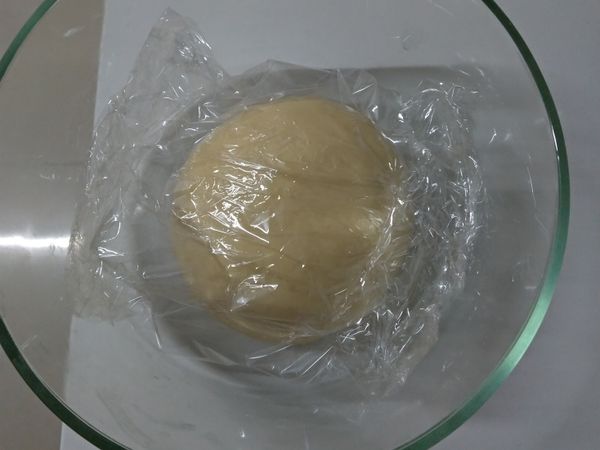 將第一批材料放入攪拌鍋(小紅)打15分鐘，
(水合法)蓋上蓋子一起放入冰箱冷藏30分鐘(這時無鹽奶油先放置室溫回軟)→時間到再放入第二批材料，奶油切小塊狀，再小紅攪拌15分鐘，將成團麵團取出用保鮮膜包鬆鬆的，放入大的密封盒放入冰箱冷藏發酵(8~10小時)