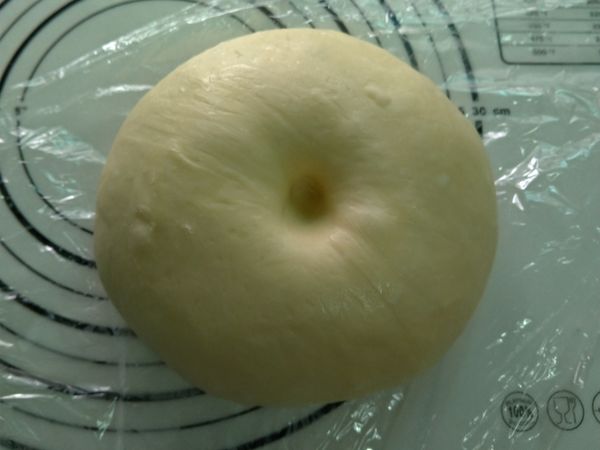 麵糰取出於室溫回溫約30分鐘，手指沾麵粉按壓，不回彈即第一次發酵完成