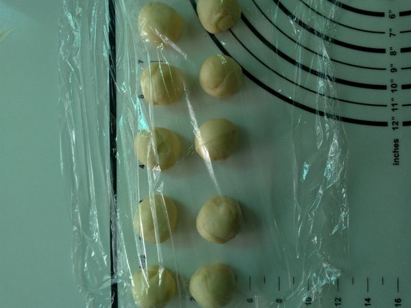 取14g麵糰*10顆滾圓，蓋保鮮膜鬆弛15分鐘