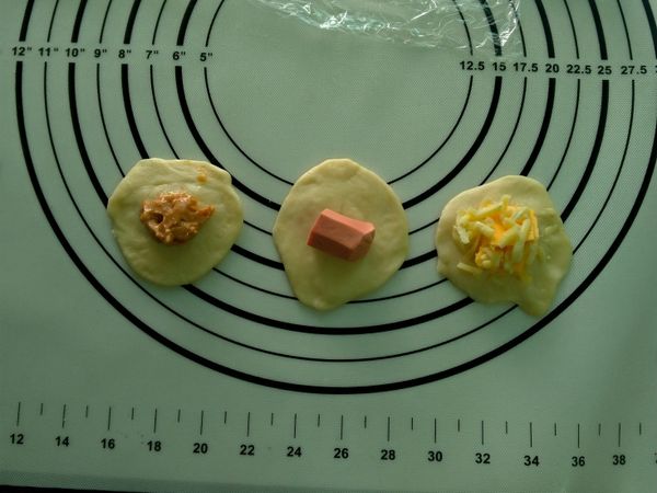 包入喜歡的餡料:花生醬/熱狗/起司乳酪絲