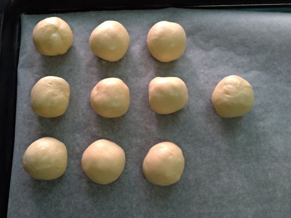 包好收口朝下，放入烤箱發酵40分鐘
(收口一定要捏緊，不然下鍋餡就爆漿了)