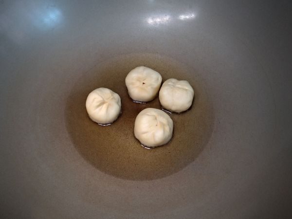 油鍋熱油約180℃，將麵糰分批下鍋，約20~30秒就要翻面，要讓各邊都翻面成金黃色即可起鍋