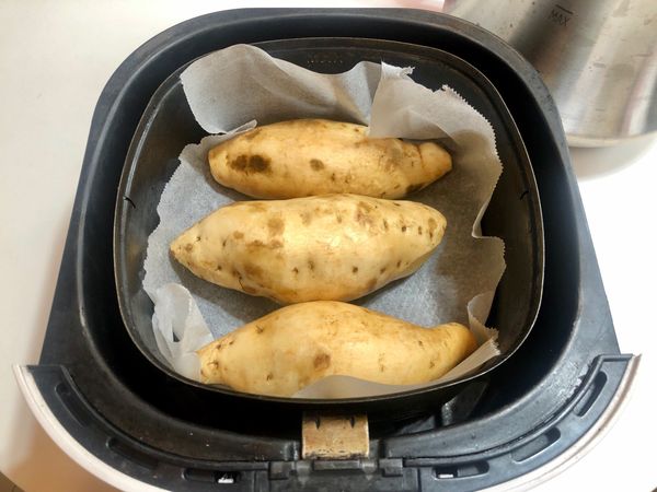 地瓜洗淨，氣炸鍋舖上烘焙紙，地瓜放進去，溫度180度25分