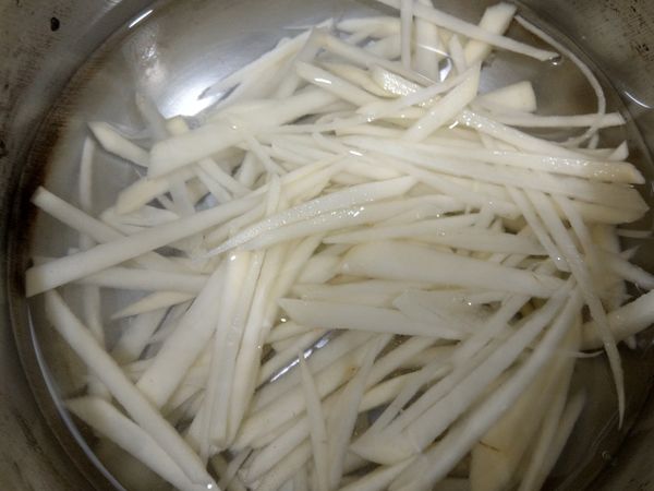 馬鈴薯清洗切絲泡水五分鐘