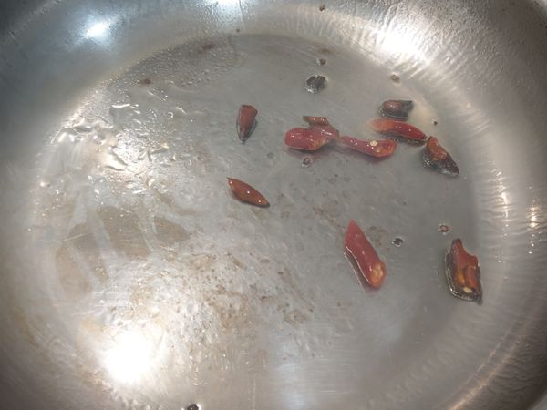 熱鍋下油爆炒辣椒與乾辣椒（如果有吃五辛素可以加蒜頭）