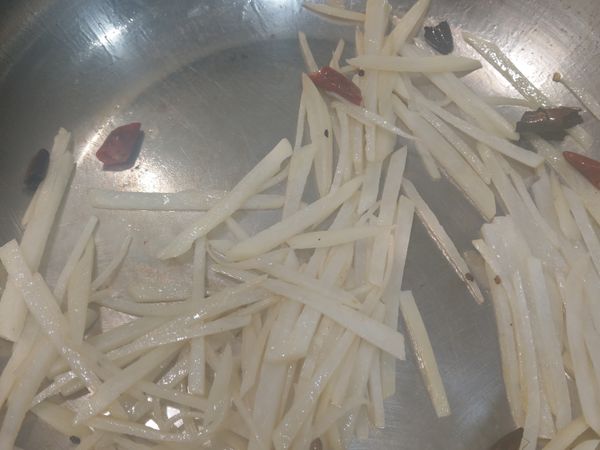 馬鈴薯絲瀝乾，下鍋拌炒，加入一湯匙的醋跟少許鹽巴