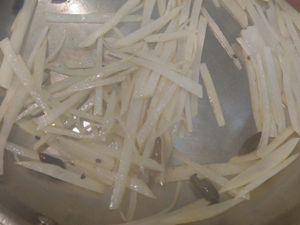 起鍋前再從鍋邊淋入剩下的醋（如有吃五辛素可以加蔥末），即可盛盤