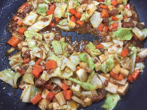 接著將鍋內的食材拌炒至香味四溢
最後加入永偉玉米粒 (看個人口味)
並用黑胡椒提味