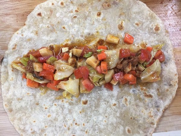 蛋餅放入鍋中乾煎兩面金黃微焦
並將所有配料加進捲餅中即完成