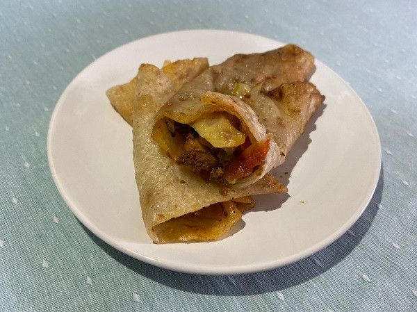 最後只要捲起來再切一半就大功告成啦