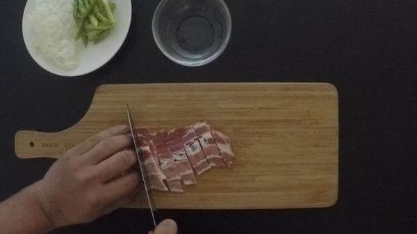 洋蔥切丁，培根跟蘆荀 切段備用