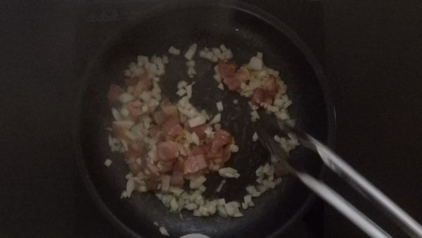 平底鍋加入適量橄欖油，後放入培根煎熟在放入洋蔥炒軟
