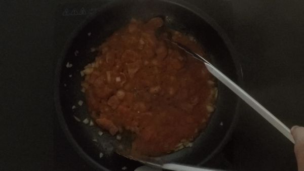 炒軟後加入蕃茄泥拌勻，在撒入些許黑胡椒再次拌勻