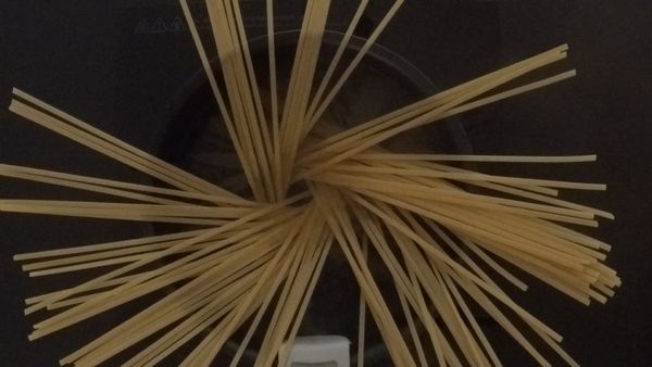 取深鍋加水煮滾，撒入適量鹽後放入義大利長型扁麵煮至8分熟