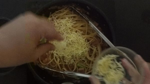 再撒入適量起司、黑胡椒、羅勒葉拌勻即可盛盤