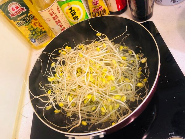黃豆芽洗淨後備用
煮一鍋水加入一小匙鹽，黃豆芽入鍋，蓋上鍋蓋，煮3分鐘（不要煮太久會沒有脆度）