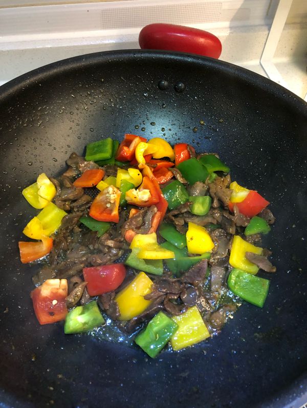待鸡肾炒熟后加入彩椒翻炒几下，再加点生抽即可