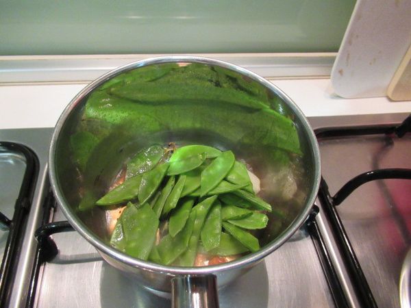 再滾,收乾到5分時,放入步驟1,邊拌邊加熱煮至收汁,起鍋前灑胡椒粉拌勻即可.