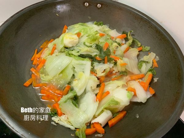 大炒鍋加一大匙苦茶油炒香薑片，加入紅蘿蔔絲拌炒，再加入洗淨切大片的大白菜拌炒後，加蓋中火燜5分鐘，本來滿滿的菜就會縮成2/3左右。