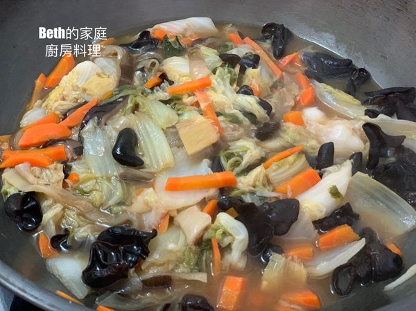 加100cc的水，醬油、醋、鹽、胡椒粉，放入木耳、魚皮小火加蓋煮20分鐘即可