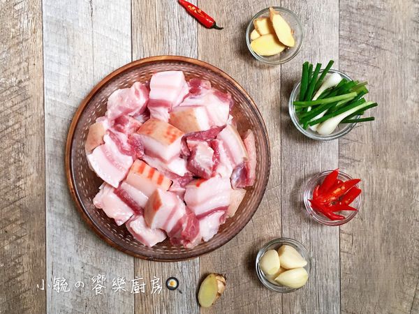 將五花肉條切小塊（約2cm厚）；辣椒切斜片；青蔥切段（我使用的是自家種的珠蔥，所以較細小）；蒜頭拍扁去膜；老薑帶皮洗淨切片備用。