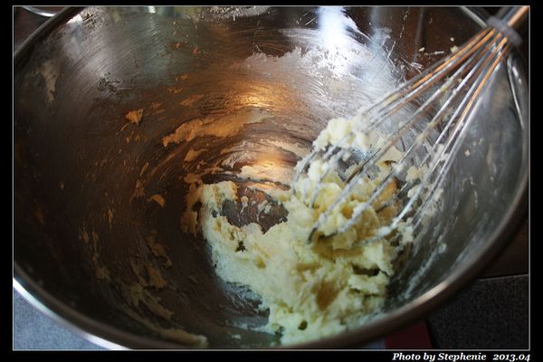 無鹽奶油切小塊+糖用打蛋器打至泛白的柔滑狀