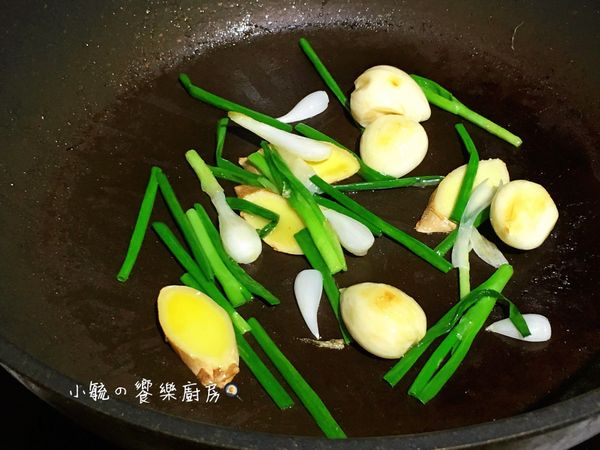 將薑片、蒜頭及蔥段下鍋，以1茶匙的油小火爆香。