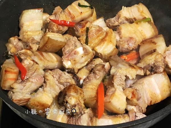 放入步驟1的五花肉塊，小火煸至二面上色，再加入辣椒片略拌炒。